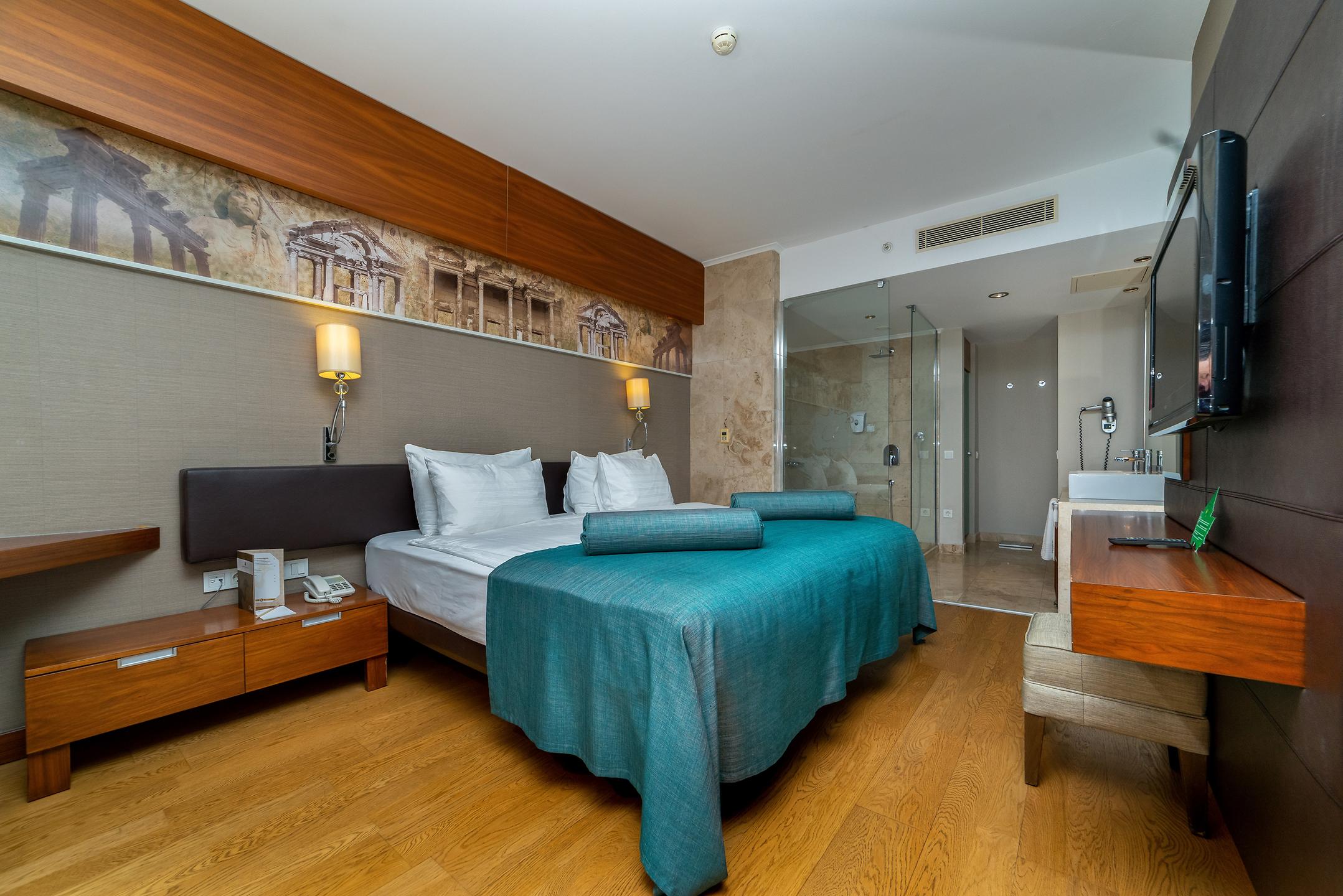 Commodore Elite Suites & Spa +18