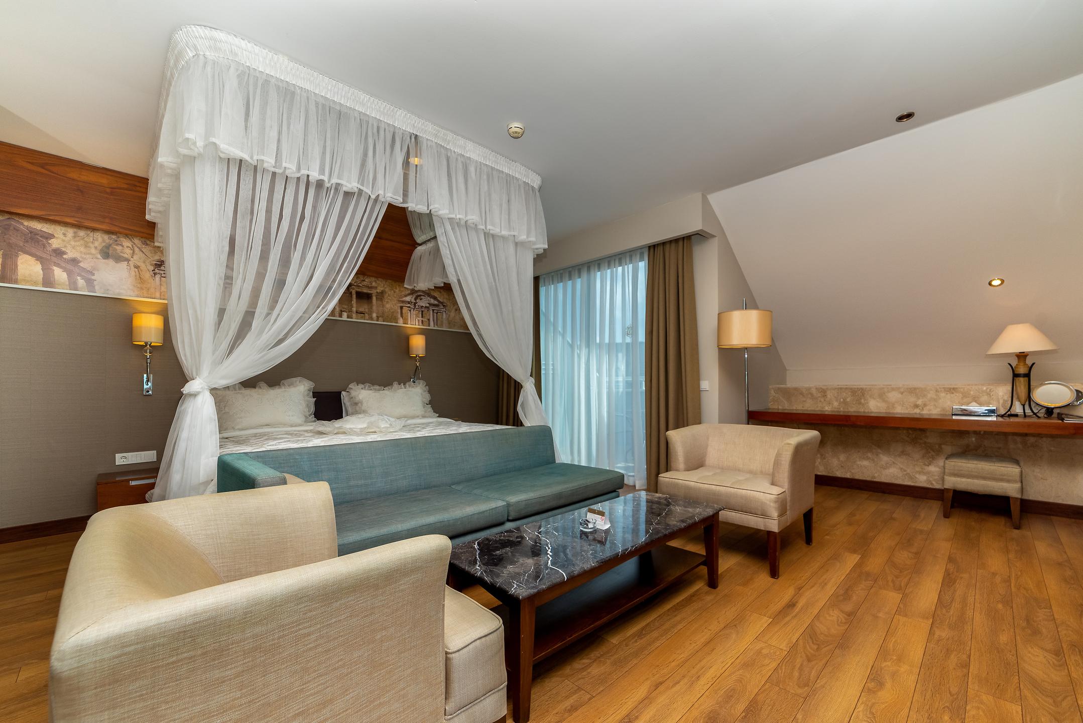 Commodore Elite Suites & Spa +18