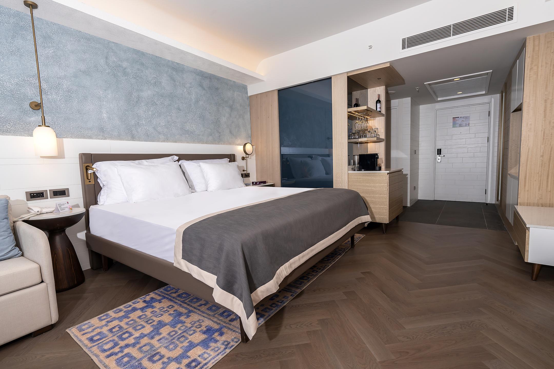 Lara Barut Collection