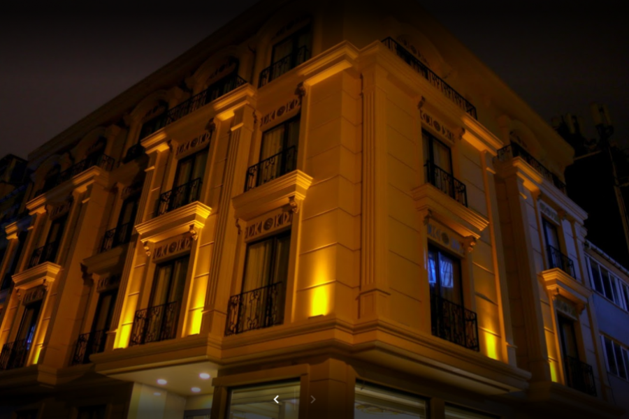 Deluxe Newport Hotel