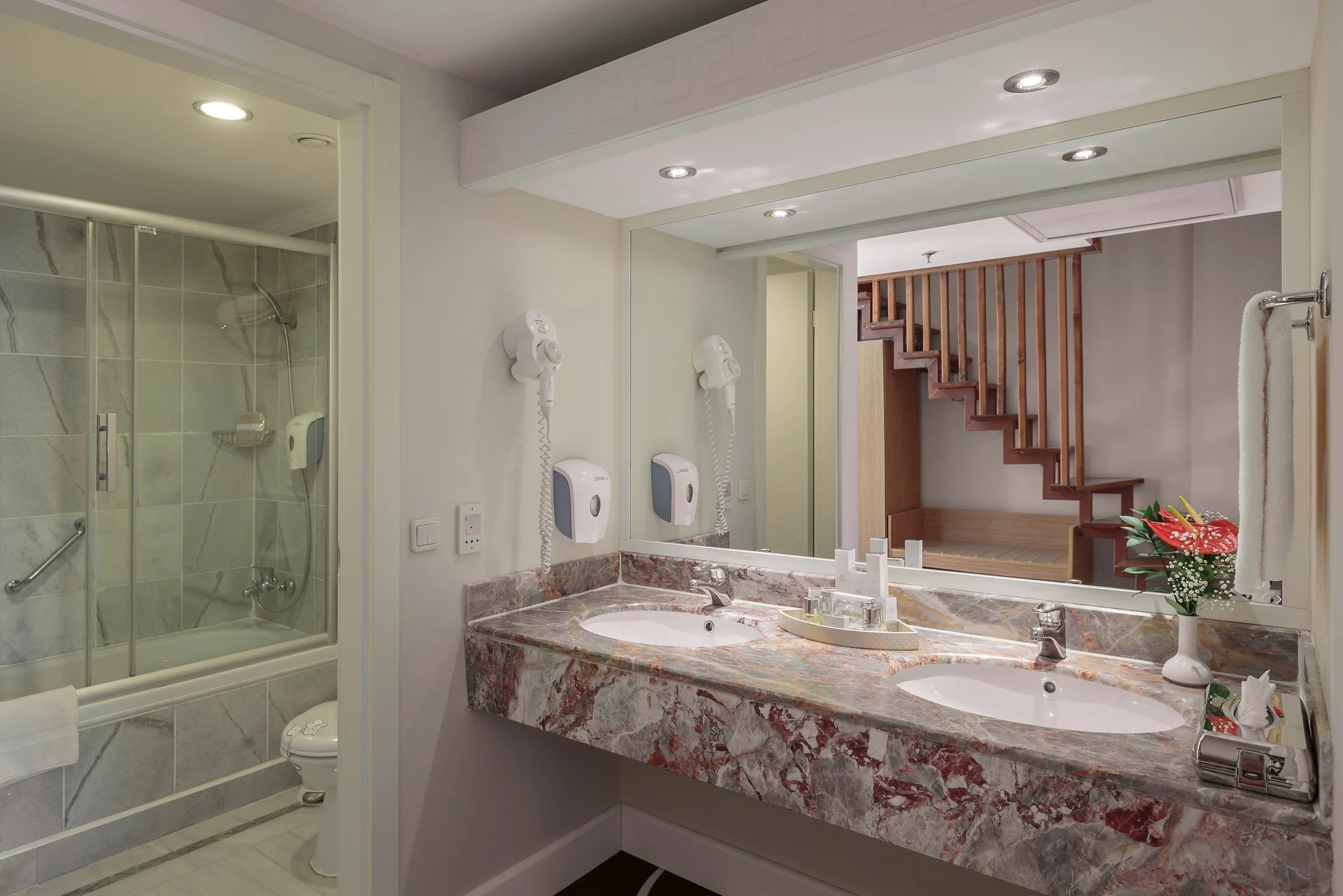 Alva Donna World Palace