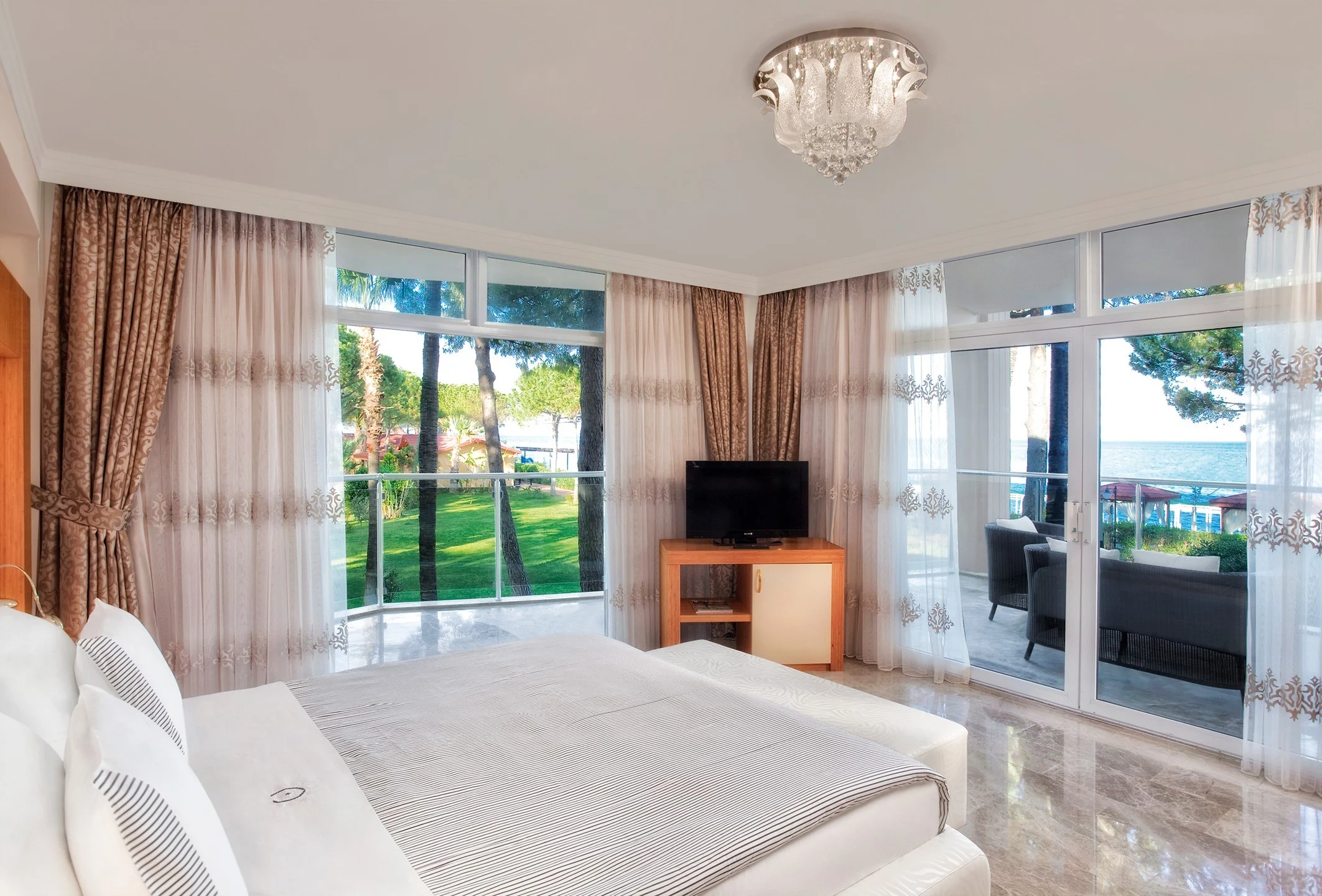 Alva Donna World Palace