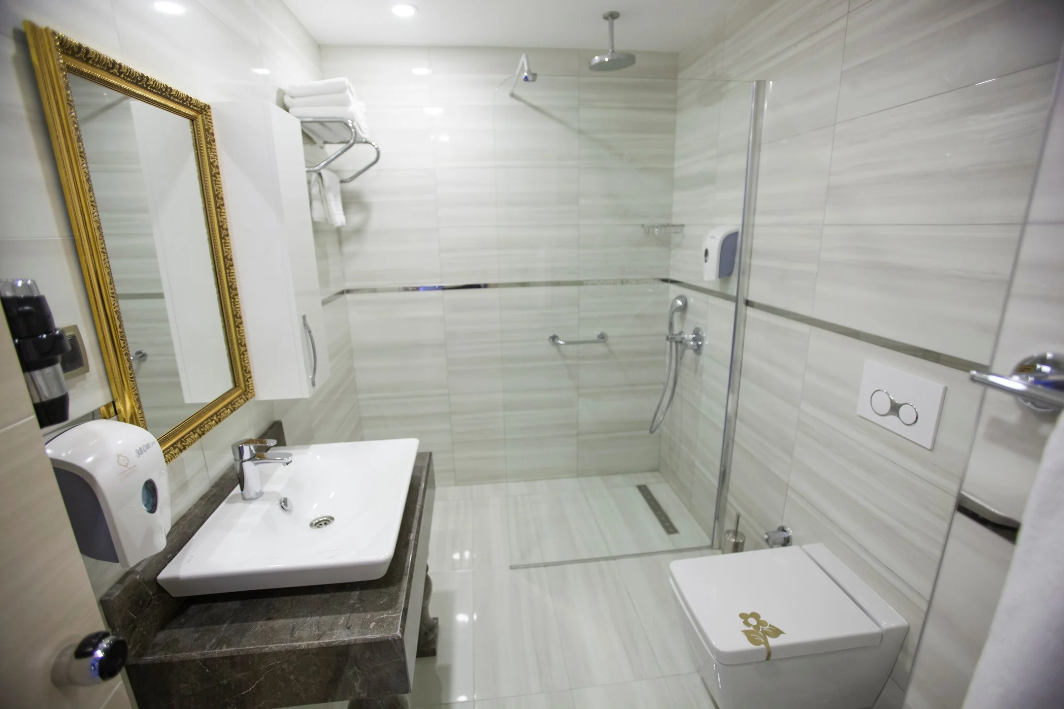 Azura Deluxe Resort & Spa