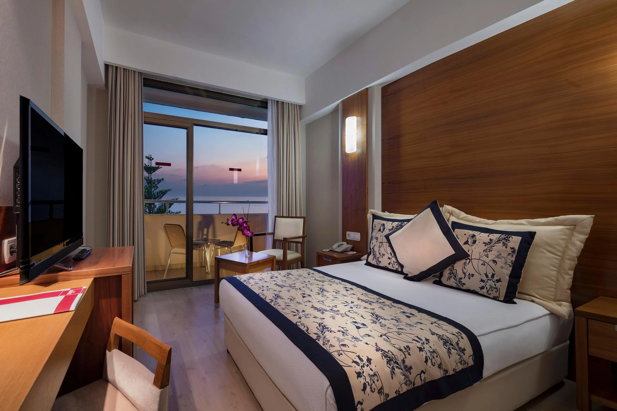 Trendy Side Beach +16