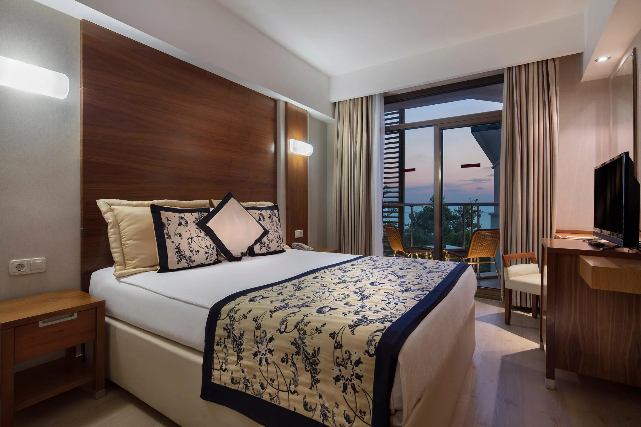 Trendy Side Beach +16