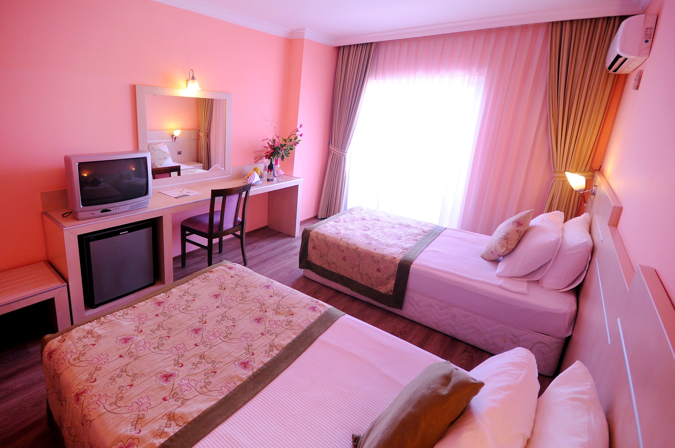 Side Town By Zhotels