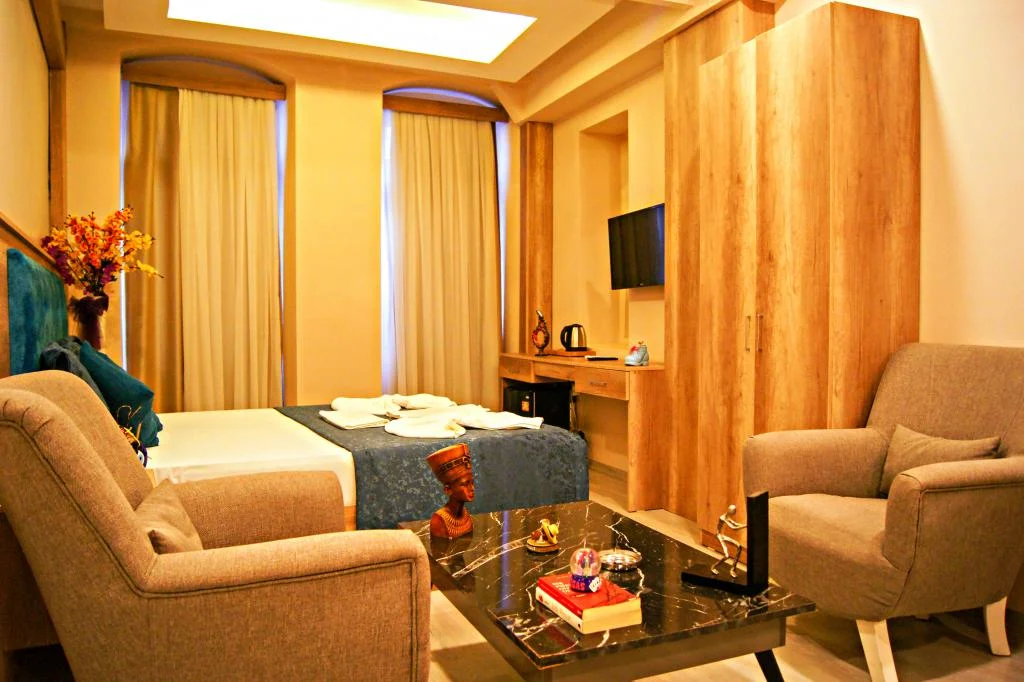 Destinia Pera Suites