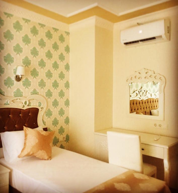 Deluxe Newport Hotel