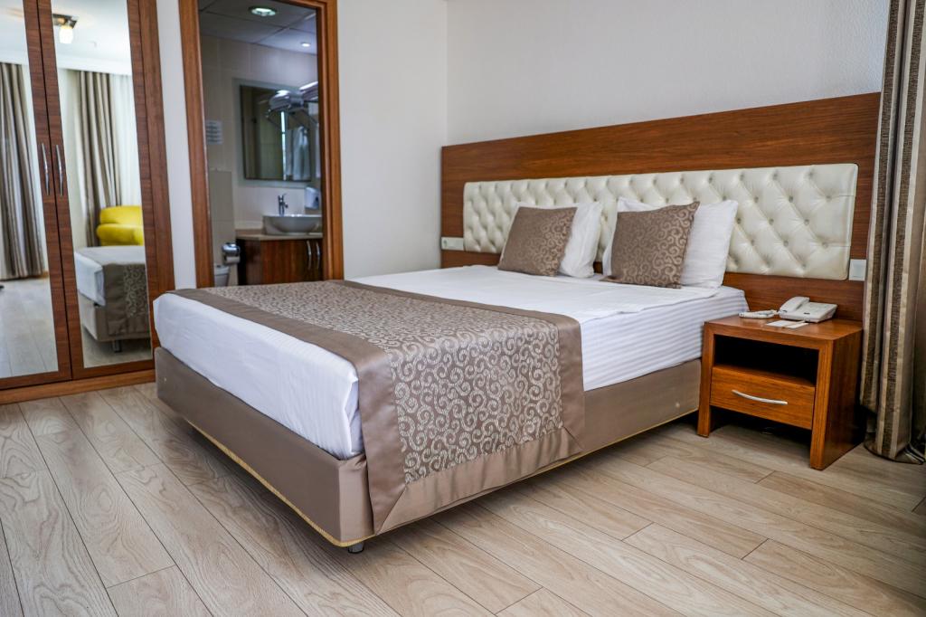 The Corner Park Hotel