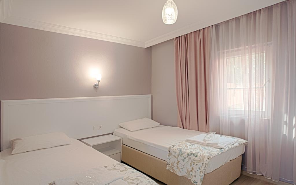 Palm Beach Otel Küçükkuyu