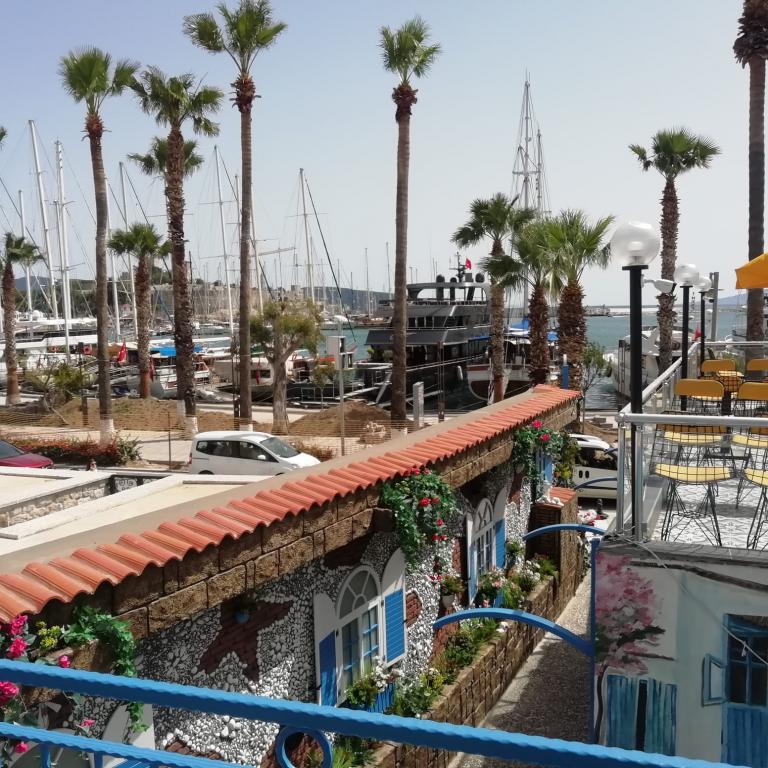 Double Inn Marina Hotel