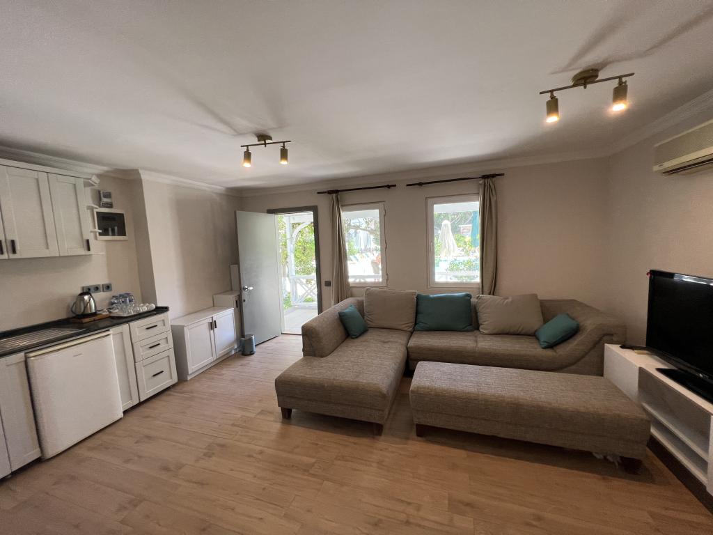 Moonshine Hotel & Suites