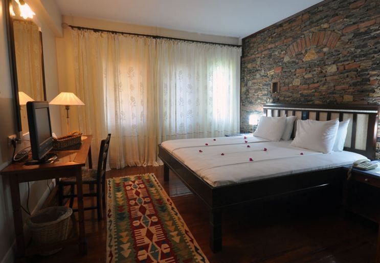 El Vino Hotel & Suites