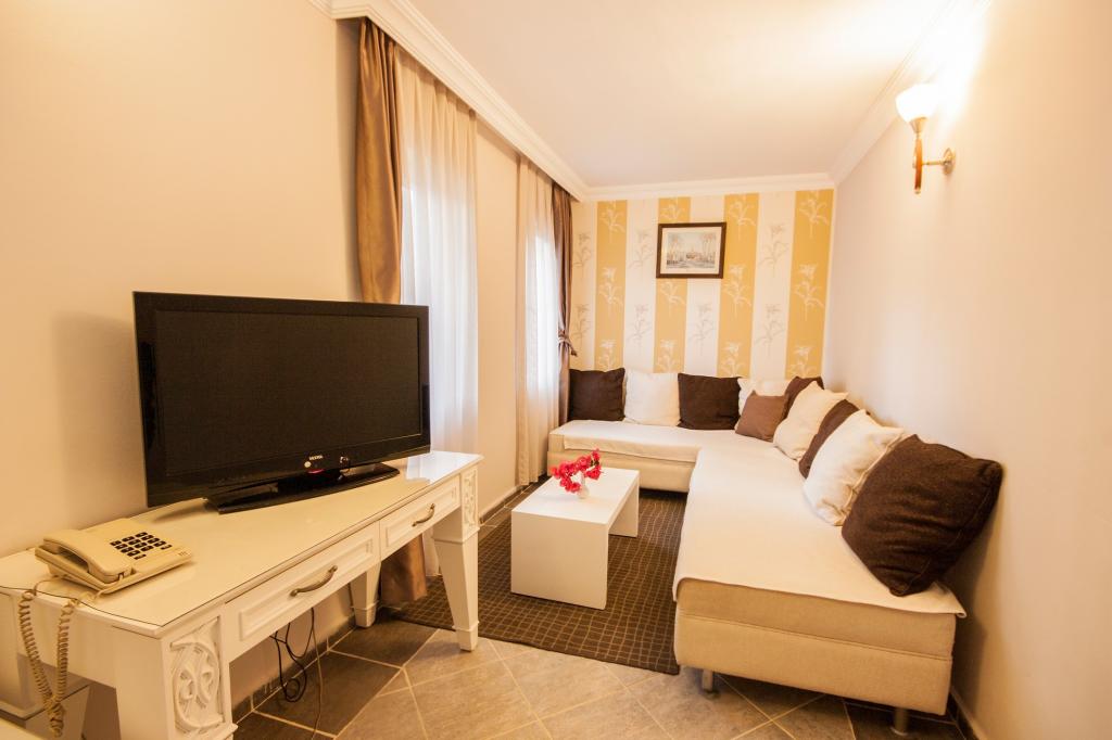 Moonshine Hotel & Suites