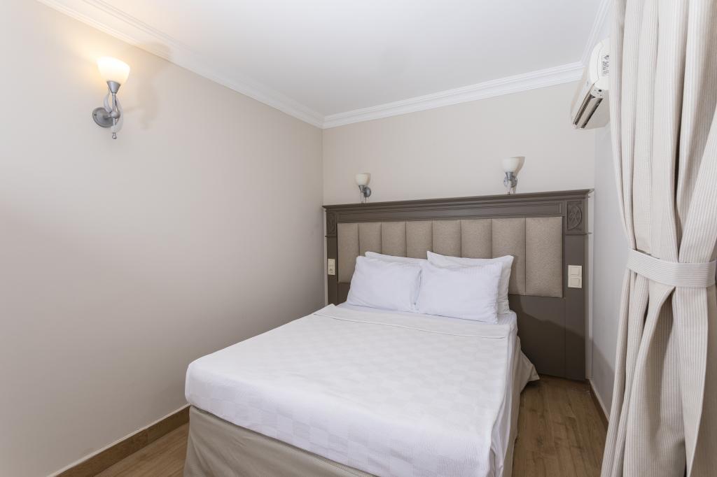 Moonshine Hotel & Suites