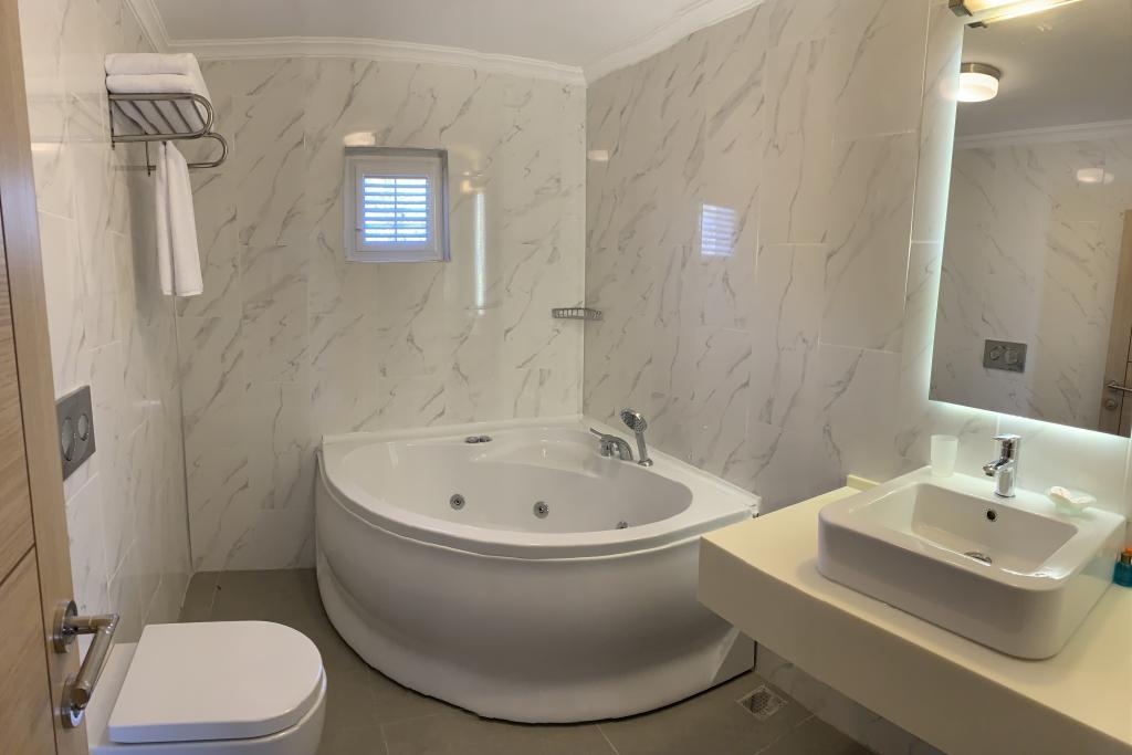 Moonshine Hotel & Suites